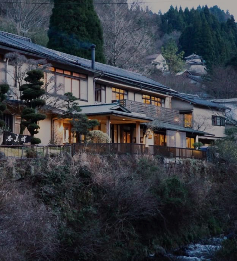 花合野川の向こうに建つ再生前の志美津旅館